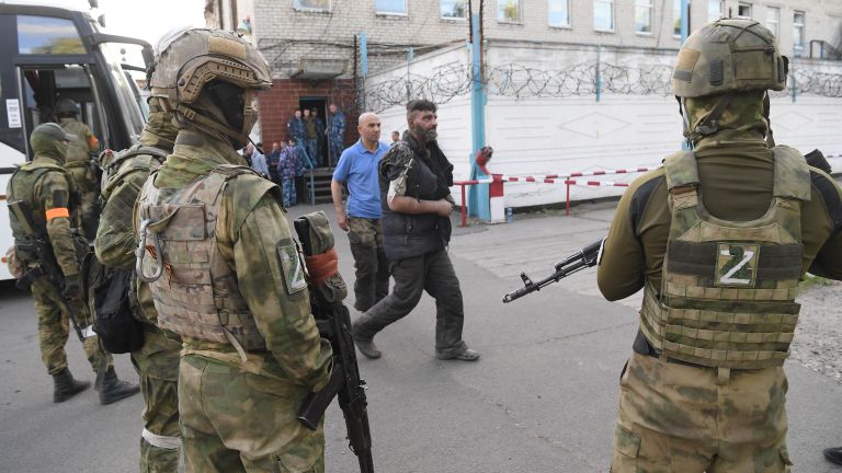 Сдавшихся в плен украинских военнослужащих и боевиков националистического батальона Азов привезли в следственный изолятор в Еленовке Сдавшихся в плен украинских военнослужащих и боевиков националистического батальона Азов привезли в следственный изолятор в Еленовке
