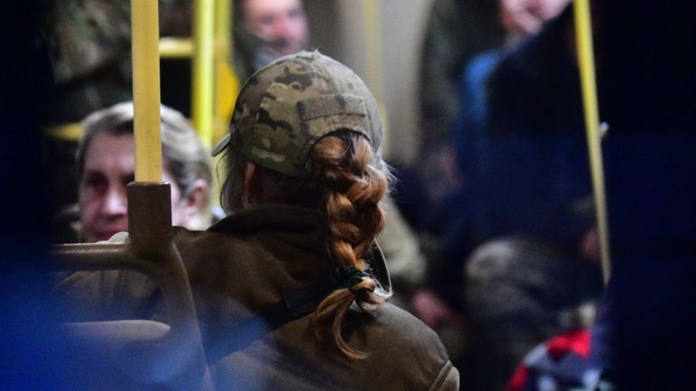 Сдавшиеся в плен украинские военнослужащие и боевики националистического батальона Азов сидят в автобусе у следственного изолятора в Еленовке Сдавшиеся в плен украинские военнослужащие и боевики националистического батальона Азов сидят в автобусе у следственного изолятора в Еленовке