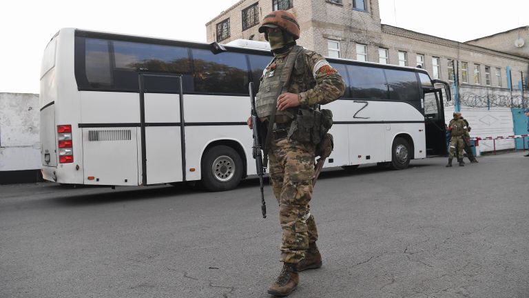 Автобус со сдавшимися в плен украинскими военнослужащими и боевиками националистического батальона Азов у следственного изолятора в Еленовке Автобус со сдавшимися в плен украинскими военнослужащими и боевиками националистического батальона Азов у следственного изолятора в Еленовке