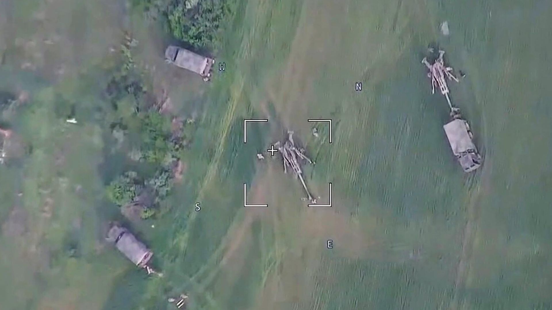 Кадр видео российского удара по украинской батарее 155-миллиметровых гаубиц М777 производства США Кадр видео российского удара по украинской батарее 155-миллиметровых гаубиц М777 производства США - РИА Новости, 1920, 18.05.2022