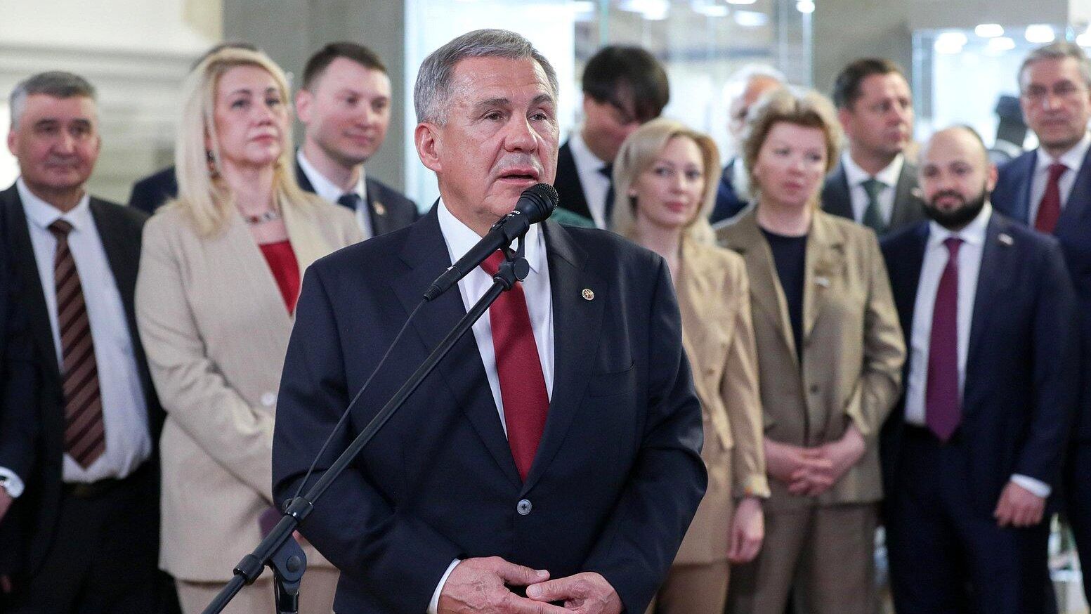 Президент Татарстана Рустам Минниханов на выставке в Госдуме РФ Президент Татарстана Рустам Минниханов на выставке в Госдуме РФ - РИА Новости, 1920, 18.05.2022
