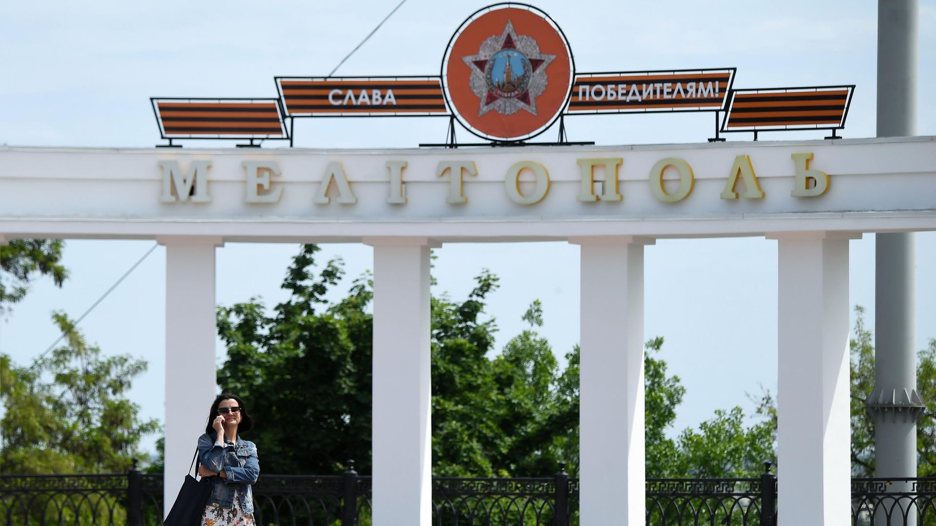 Девушка на Площади Победы в Мелитополе, Запорожская область Девушка на Площади Победы в Мелитополе, Запорожская область - РИА Новости, 1920, 25.05.2022