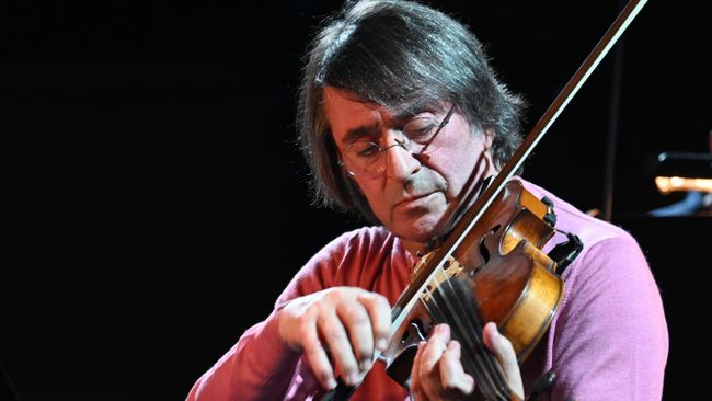 Артистический директор фестиваля, дирижер Юрий Башмет во время репетиции перед выступлением на совместном концерте Симфонического оркестра Юрия Башмета и Московского джазового оркестра Игоря Бутмана в рамках XV Зимнего международного фестиваля искусств в Сочи