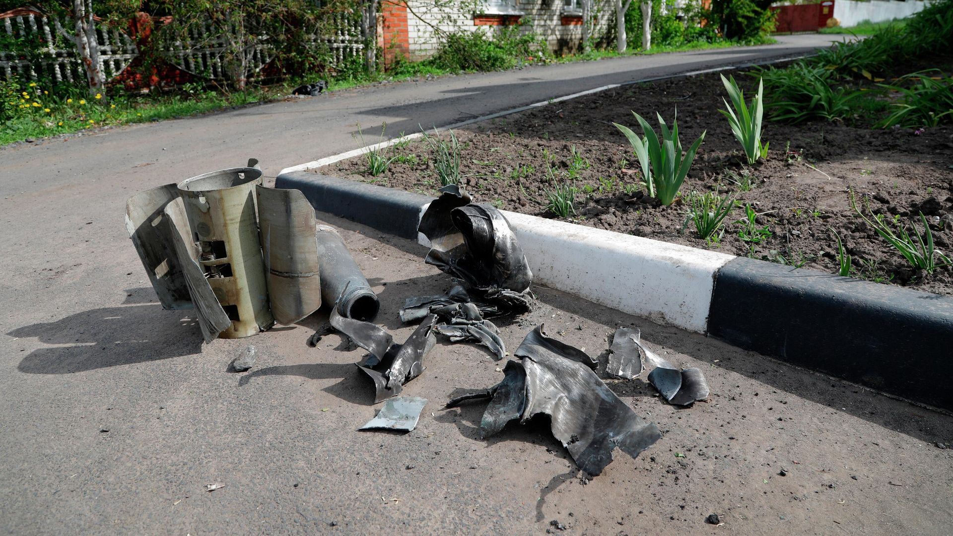 Осколки снаряда в Белгородской области после обстрела ВСУ Осколки снаряда в Белгородской области после обстрела ВСУ - РИА Новости, 1920, 04.10.2023
