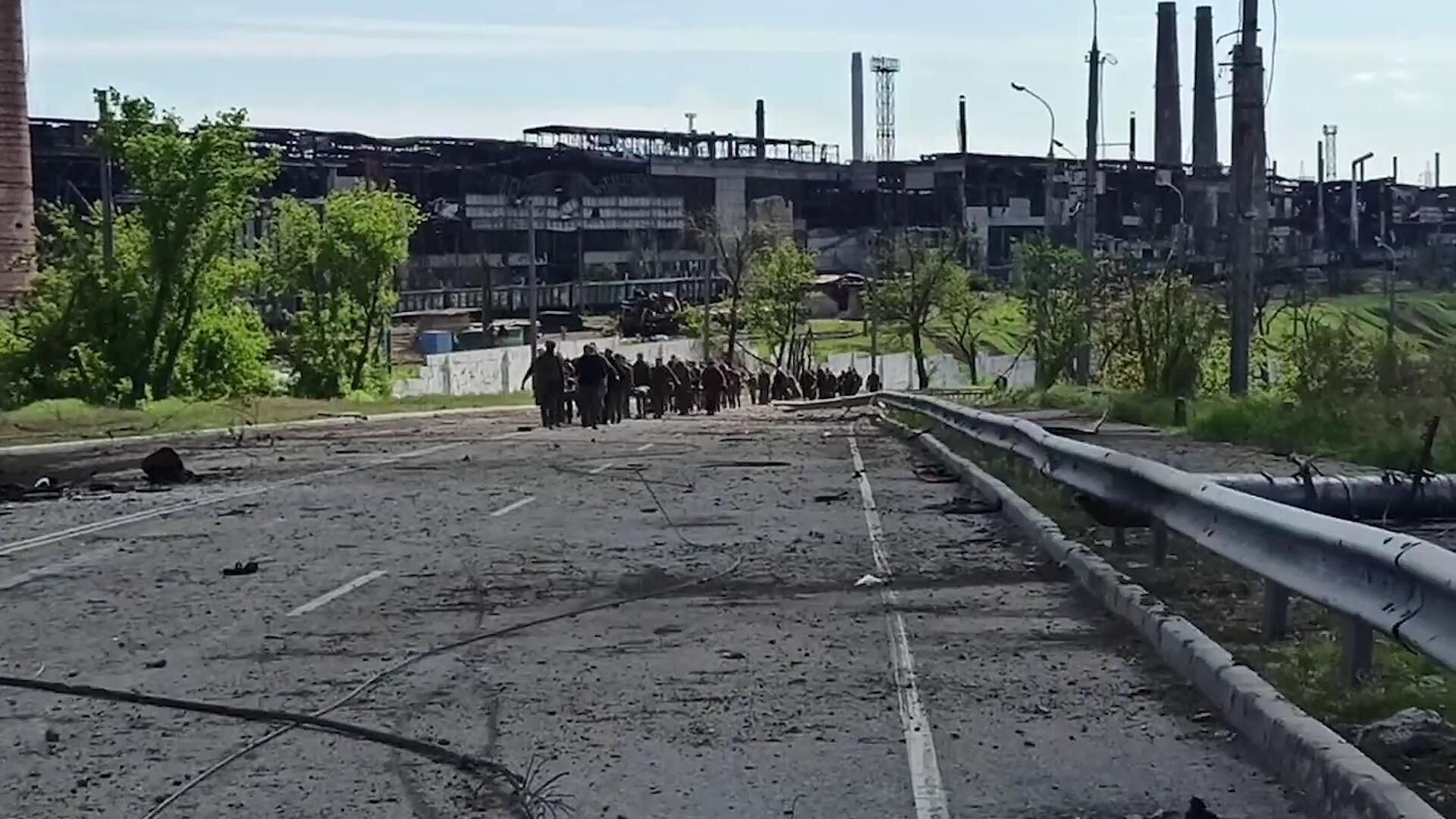 Сдавшиеся в плен украинские военнослужащие и боевики националистического батальона Азов* Сдавшиеся в плен украинские военнослужащие и боевики националистического батальона Азов* - РИА Новости, 1920, 17.10.2022