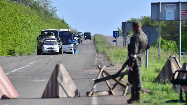 Колонна автобусов со сдавшимися в плен украинскими военнослужащими и боевиками выезжает с территории завода Азовсталь в Мариуполе