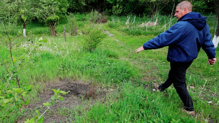 Воронка от снаряда в селе Солохи в Белгородской области, подвергшемся обстрелу со стороны Украины Воронка от снаряда в селе Солохи в Белгородской области, подвергшемся обстрелу со стороны Украины
