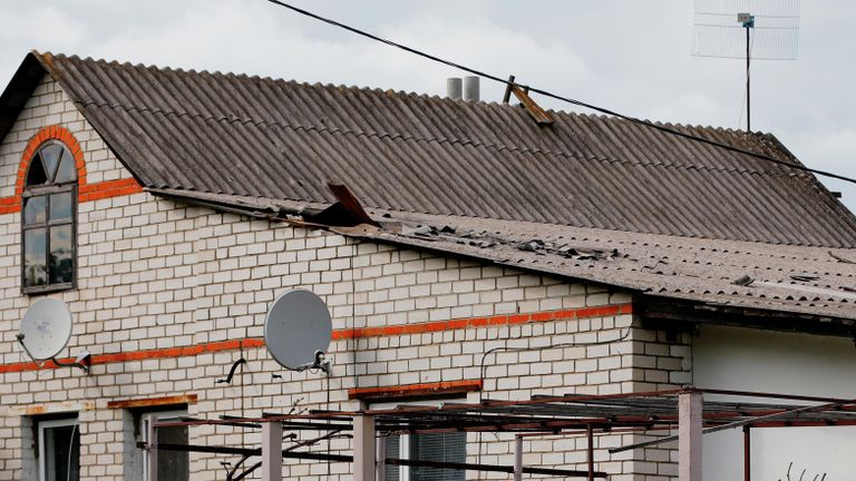 Дом с поврежденной крышей в селе Солохи в Белгородской области Дом с поврежденной крышей в селе Солохи в Белгородской области