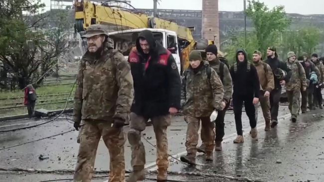 Продолжается выход пленных украинских боевиков с Азовстали Продолжается выход пленных украинских боевиков с Азовстали