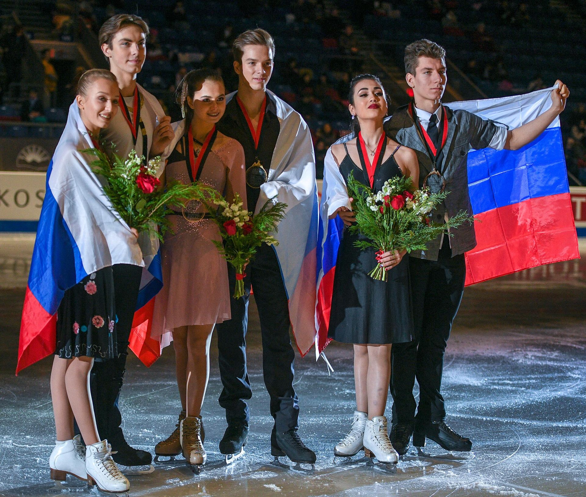 Арина Ушакова и Максим Некрасов (Россия), Софья Шевченко и Игорь Еременко (Россия), Елизавета Худайбердиева и Никита Назаров (Россия) Арина Ушакова и Максим Некрасов (Россия), Софья Шевченко и Игорь Еременко (Россия), Елизавета Худайбердиева и Никита Назаров (Россия) - РИА Новости, 1920, 19.05.2022