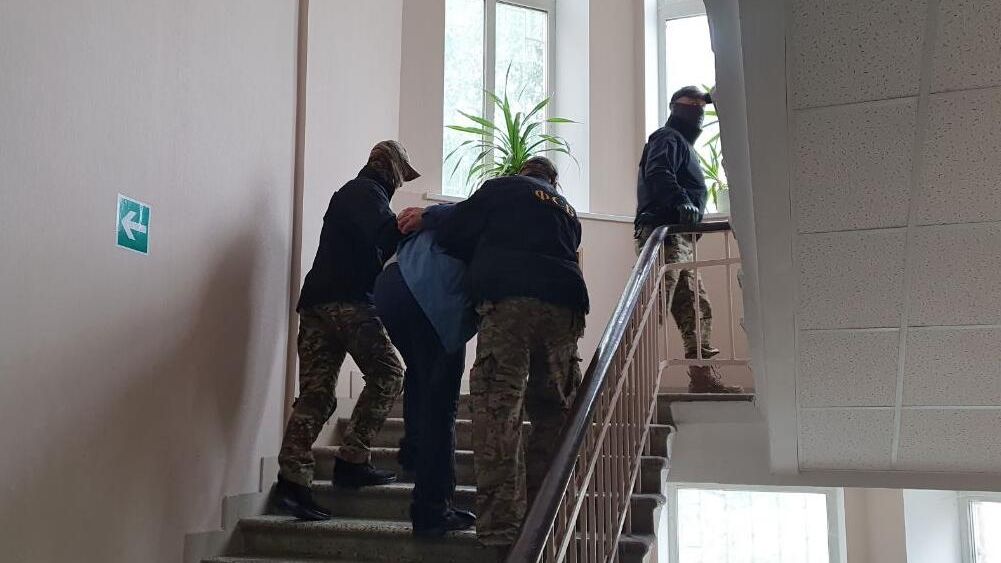 Сотрудники ФСБ РФ конвоируют заместителя командира нацбатальона Айдар Дениса Мурыгу в суд Сотрудники ФСБ РФ конвоируют заместителя командира нацбатальона Айдар Дениса Мурыгу в суд - РИА Новости, 1920, 19.05.2022