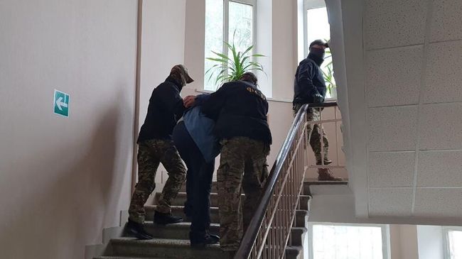 Сотрудники ФСБ РФ конвоируют заместителя командира нацбатальона Айдар Дениса Мурыгу в суд