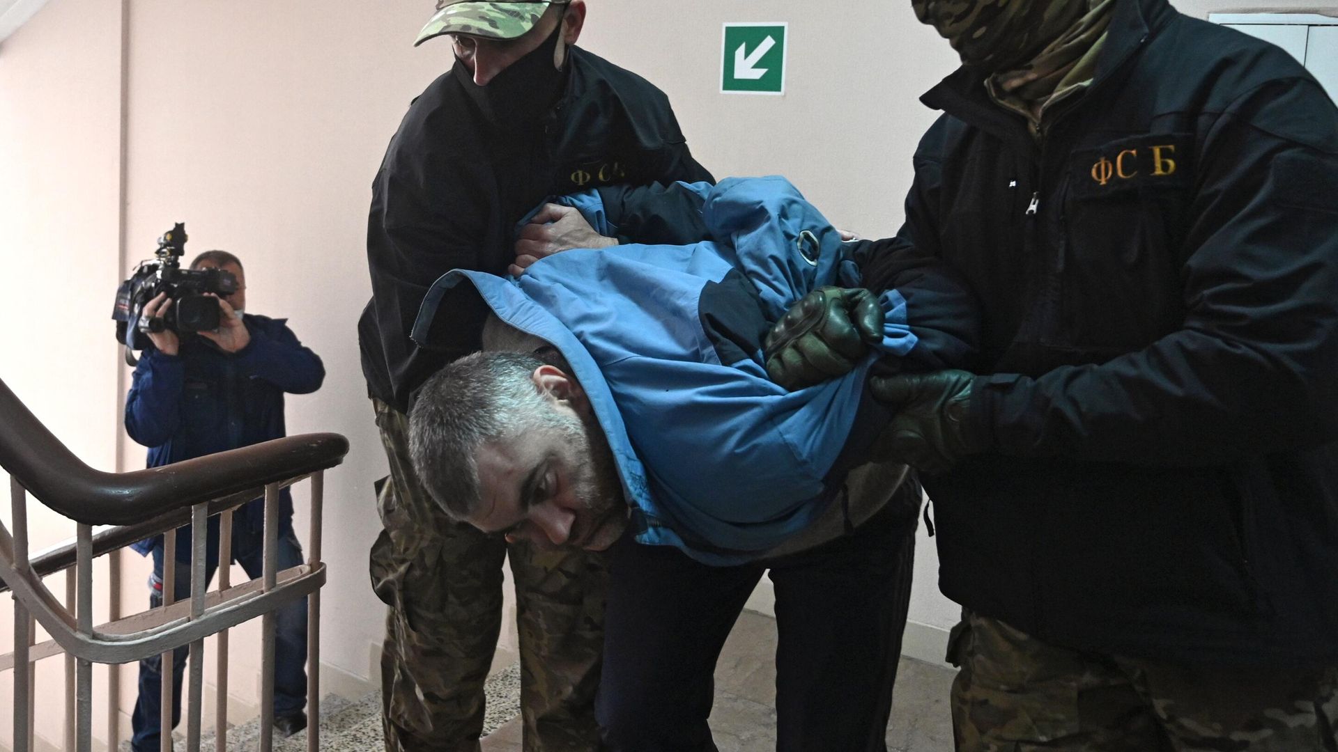 Сотрудники ФСБ конвоируют заместителя командира нацбатальона Айдар Дениса Мурыгу в Ленинский районный суд Ростова-на-Дону Сотрудники ФСБ конвоируют заместителя командира нацбатальона Айдар Дениса Мурыгу в Ленинский районный суд Ростова-на-Дону - РИА Новости, 1920, 19.05.2022