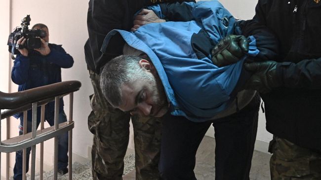 Сотрудники ФСБ РФ конвоируют заместителя командира нацбатальона Айдар Дениса Мурыгу