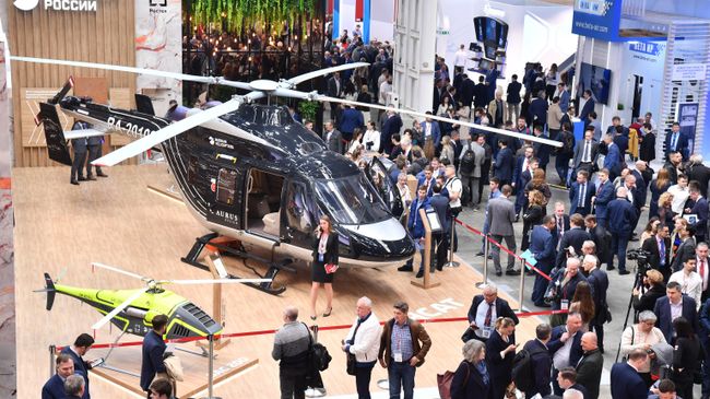 Вертолет Ансат Aurus на стенде компании Вертолеты России на XV Международной выставке вертолетной индустрии HeliRussia 2022 в МВЦ Крокус Экспо в Москве