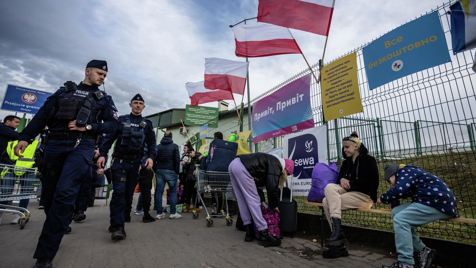 Беженцы из Украины на польско-украинском пограничном пункте Медыке - РИА Новости, 1920, 19.05.2022