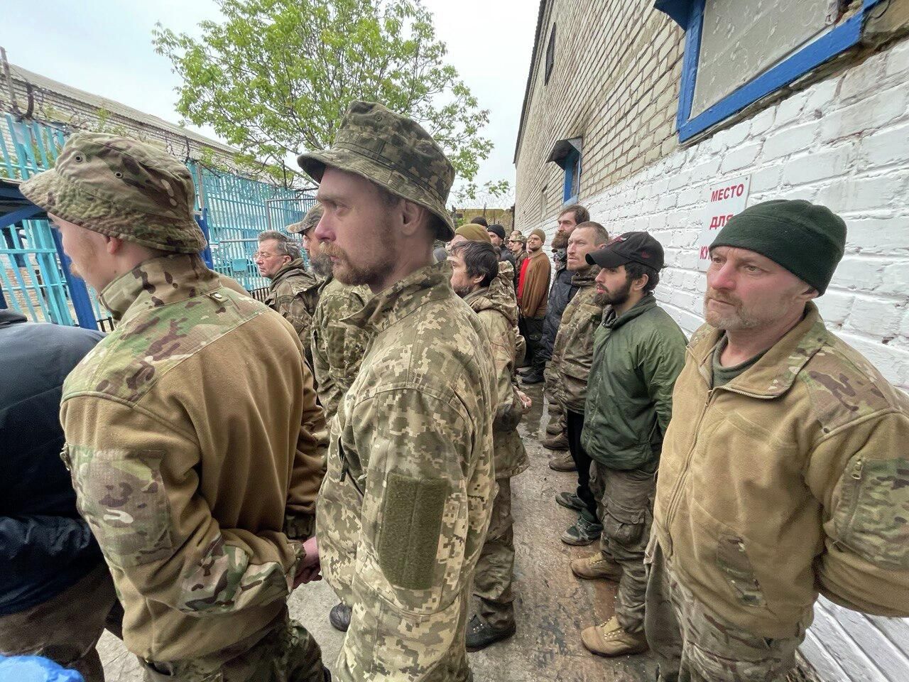 Украинские военнопленные на построении Украинские военнопленные на построении - РИА Новости, 1920, 19.05.2022