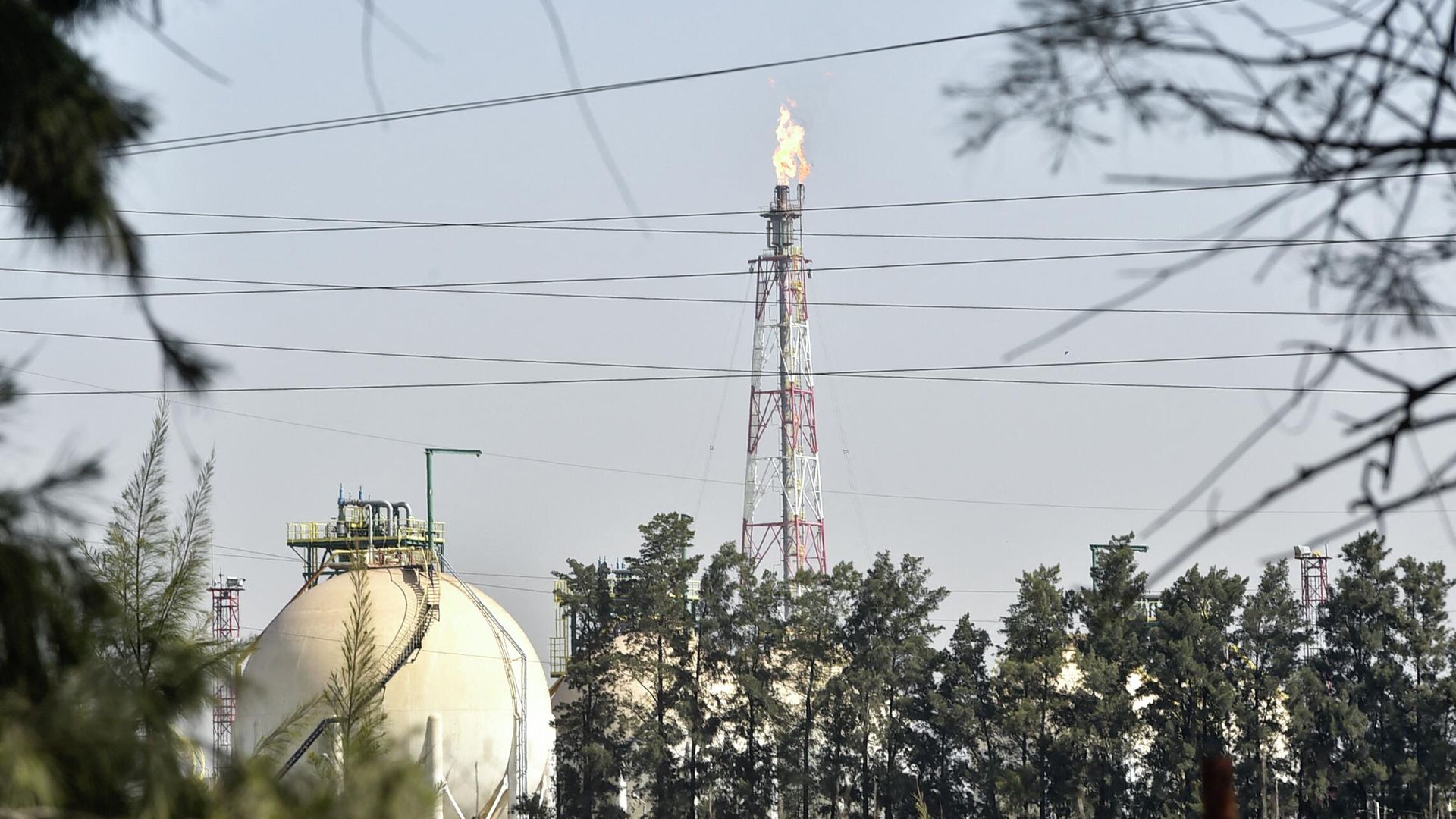 Вид на нефтеперерабатывающий комплекс в столице Алжира городе Бараки Вид на нефтеперерабатывающий комплекс в столице Алжира городе Бараки - РИА Новости, 1920, 20.05.2022
