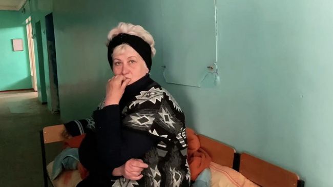 Нашел лазейку и через Польшу уехал: отец бросил сына с тещей в бомбоубежищах Рубежного Нашел лазейку и через Польшу уехал: отец бросил сына с тещей в бомбоубежищах Рубежного