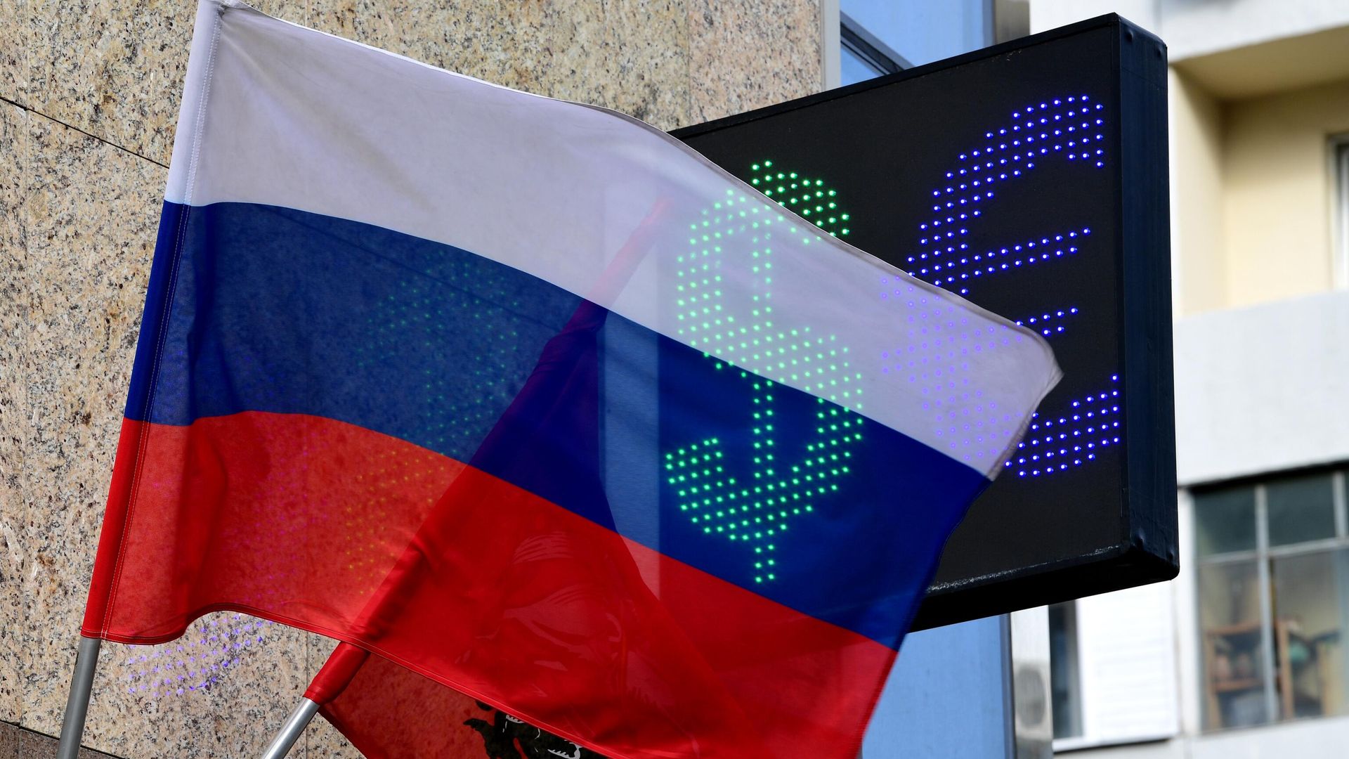 Знаки евро и доллара с флагом России Знаки евро и доллара с флагом России - РИА Новости, 1920, 02.06.2022