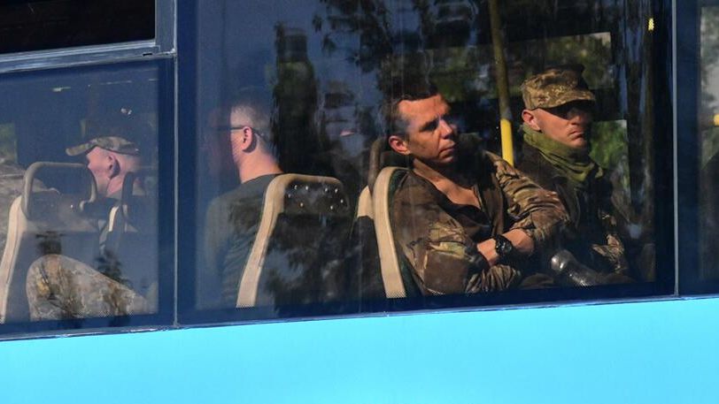 Автобус со сдавшимися в плен украинскими военнослужащими и боевиками националистического батальона Азов Автобус со сдавшимися в плен украинскими военнослужащими и боевиками националистического батальона Азов - РИА Новости, 1920, 05.06.2022