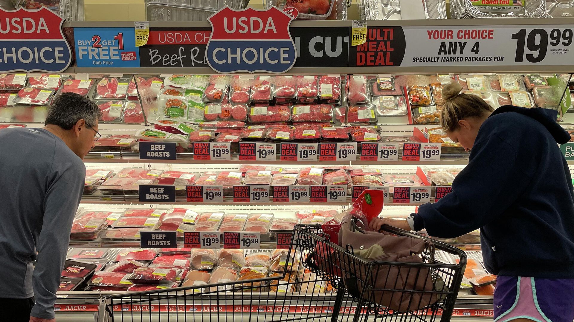 Покупатели выбирают мясо в продуктовом магазине Safeway в Аннаполисе, штат Мэриленд. 16 мая 2022 Покупатели выбирают мясо в продуктовом магазине Safeway в Аннаполисе, штат Мэриленд. 16 мая 2022 - РИА Новости, 1920, 20.05.2022