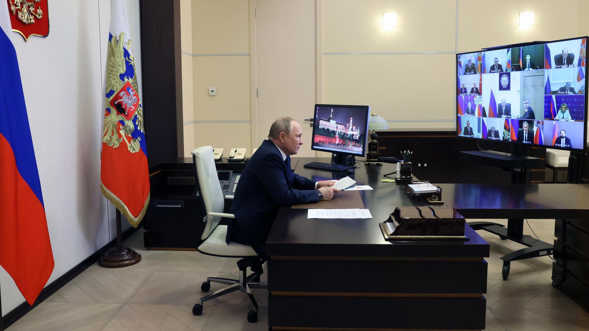 Президент РФ Владимир Путин проводит оперативное совещание с постоянными членами Совета безопасности РФ в режиме видеоконференции Президент РФ Владимир Путин проводит оперативное совещание с постоянными членами Совета безопасности РФ в режиме видеоконференции - РИА Новости, 1920, 20.05.2022