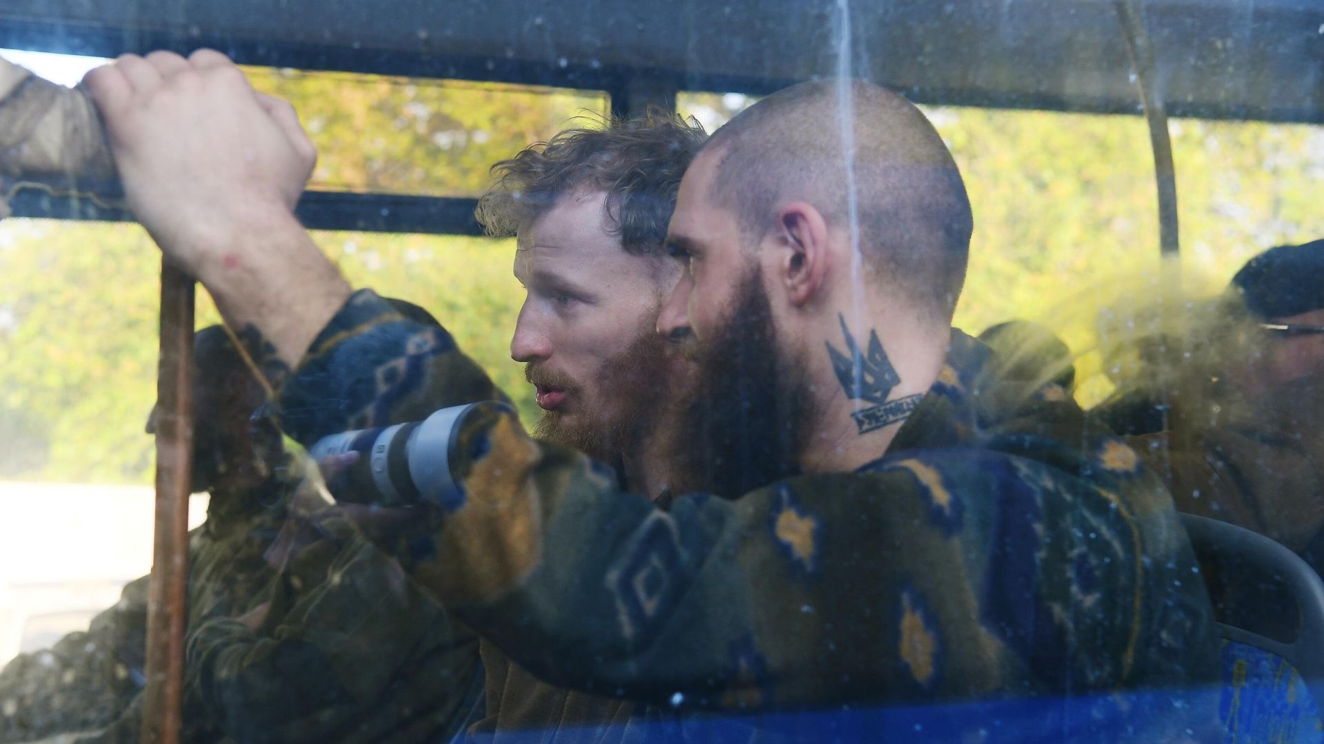 Автобус со сдавшимися в плен украинскими военнослужащими и боевиками националистического батальона Азов Автобус со сдавшимися в плен украинскими военнослужащими и боевиками националистического батальона Азов - РИА Новости, 1920, 21.05.2022
