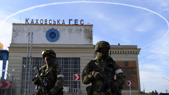 Военнослужащие РФ возле здания Каховской ГЭС