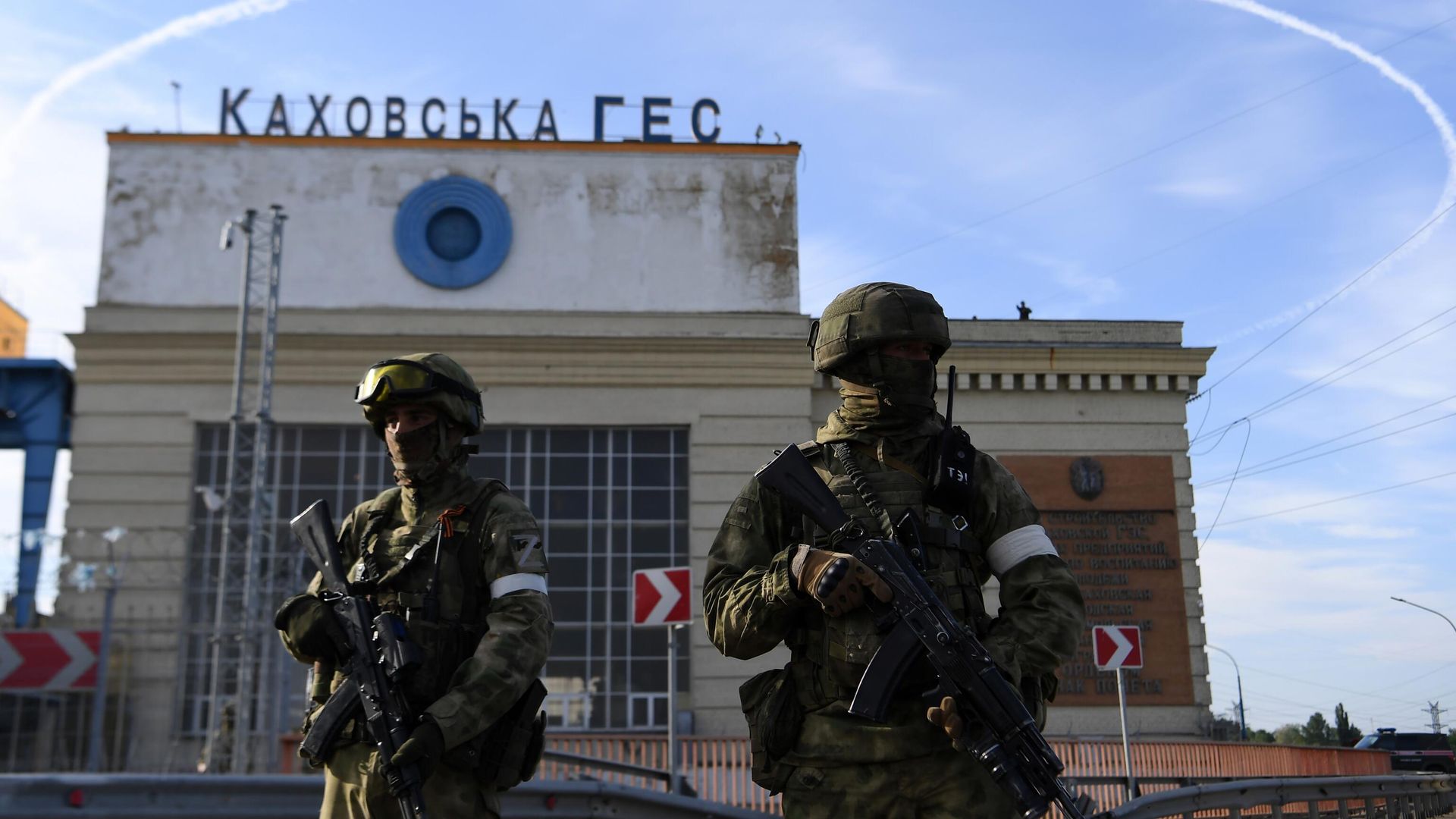 Военнослужащие РФ возле здания Каховской ГЭС Военнослужащие РФ возле здания Каховской ГЭС - РИА Новости, 1920, 13.06.2022