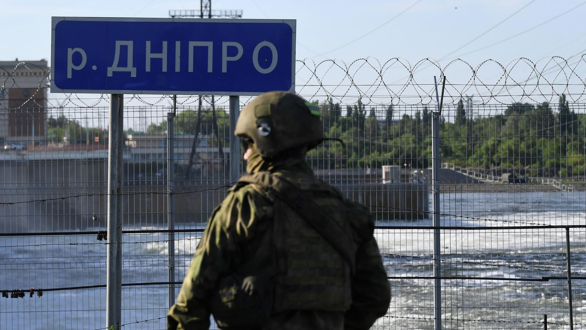 Военнослужащий ВС РФ на дамбе Северо-Крымского канала в Херсонской области Военнослужащий ВС РФ на дамбе Северо-Крымского канала в Херсонской области - РИА Новости, 1920, 06.06.2022