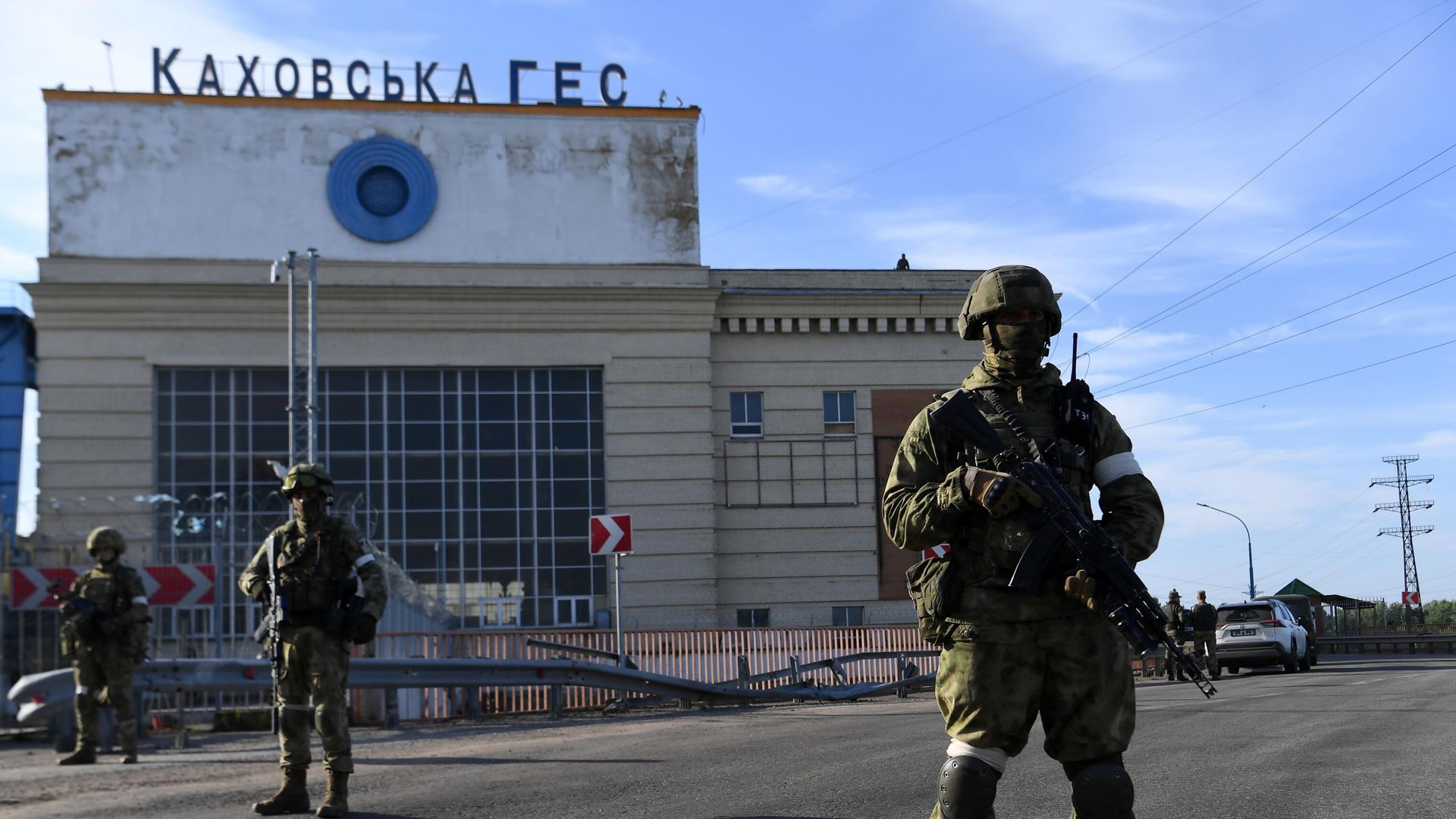 Военнослужащие РФ возле здания Каховской ГЭС Военнослужащие РФ возле здания Каховской ГЭС - РИА Новости, 1920, 29.06.2022