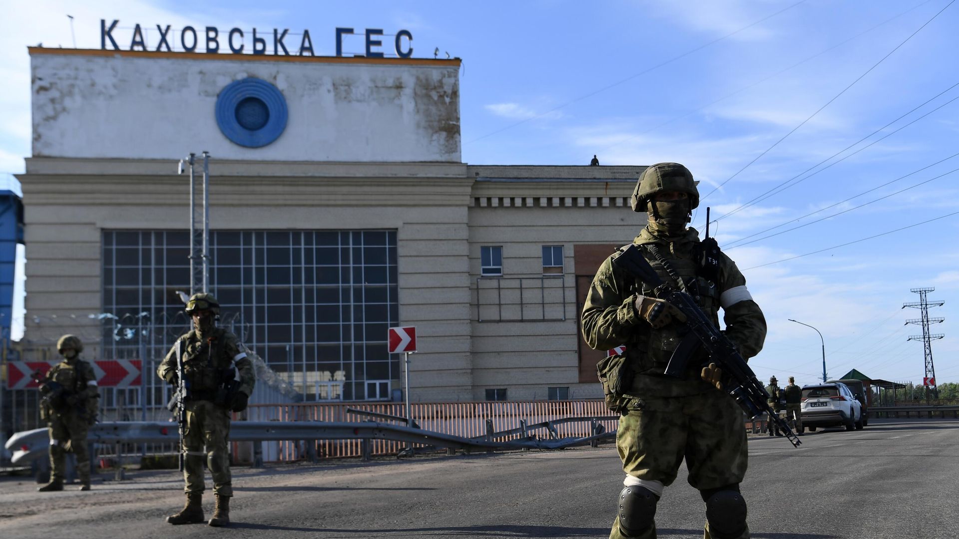 Военнослужащие РФ возле здания Каховской ГЭС Военнослужащие РФ возле здания Каховской ГЭС - РИА Новости, 1920, 29.06.2022