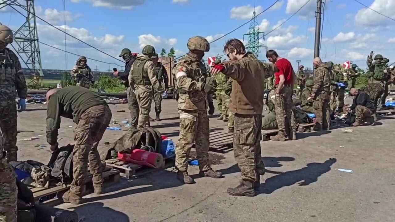 Российские военнослужащие досматривают сдавшихся в плен на территории комбината Азовсталь в Мариуполе Российские военнослужащие досматривают сдавшихся в плен на территории комбината Азовсталь в Мариуполе - РИА Новости, 1920, 16.09.2022
