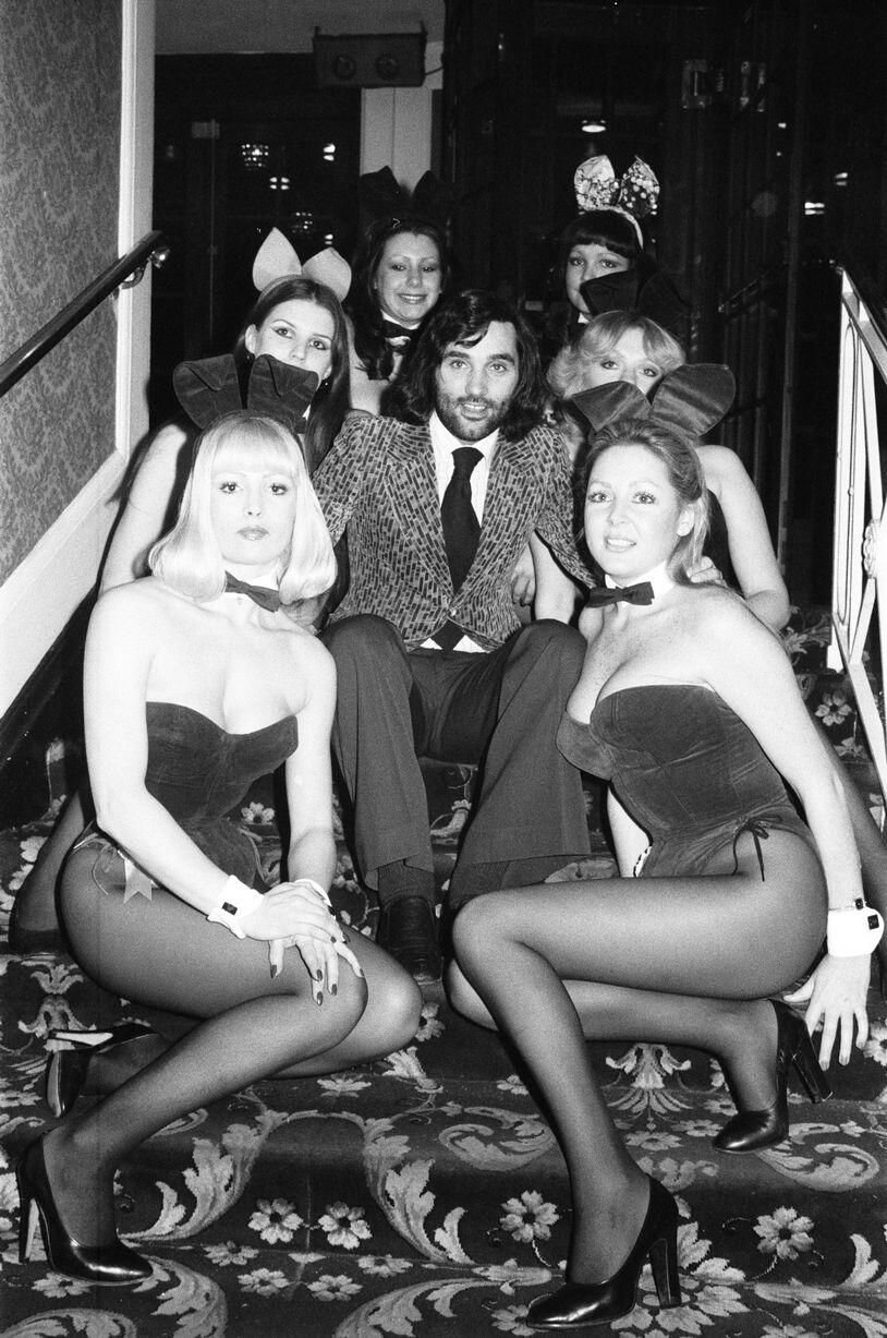 Джордж Бест в компании официанток Playboy House в феврале 1977 года Джордж Бест в компании официанток Playboy House в феврале 1977 года - РИА Новости, 1920, 16.11.2022