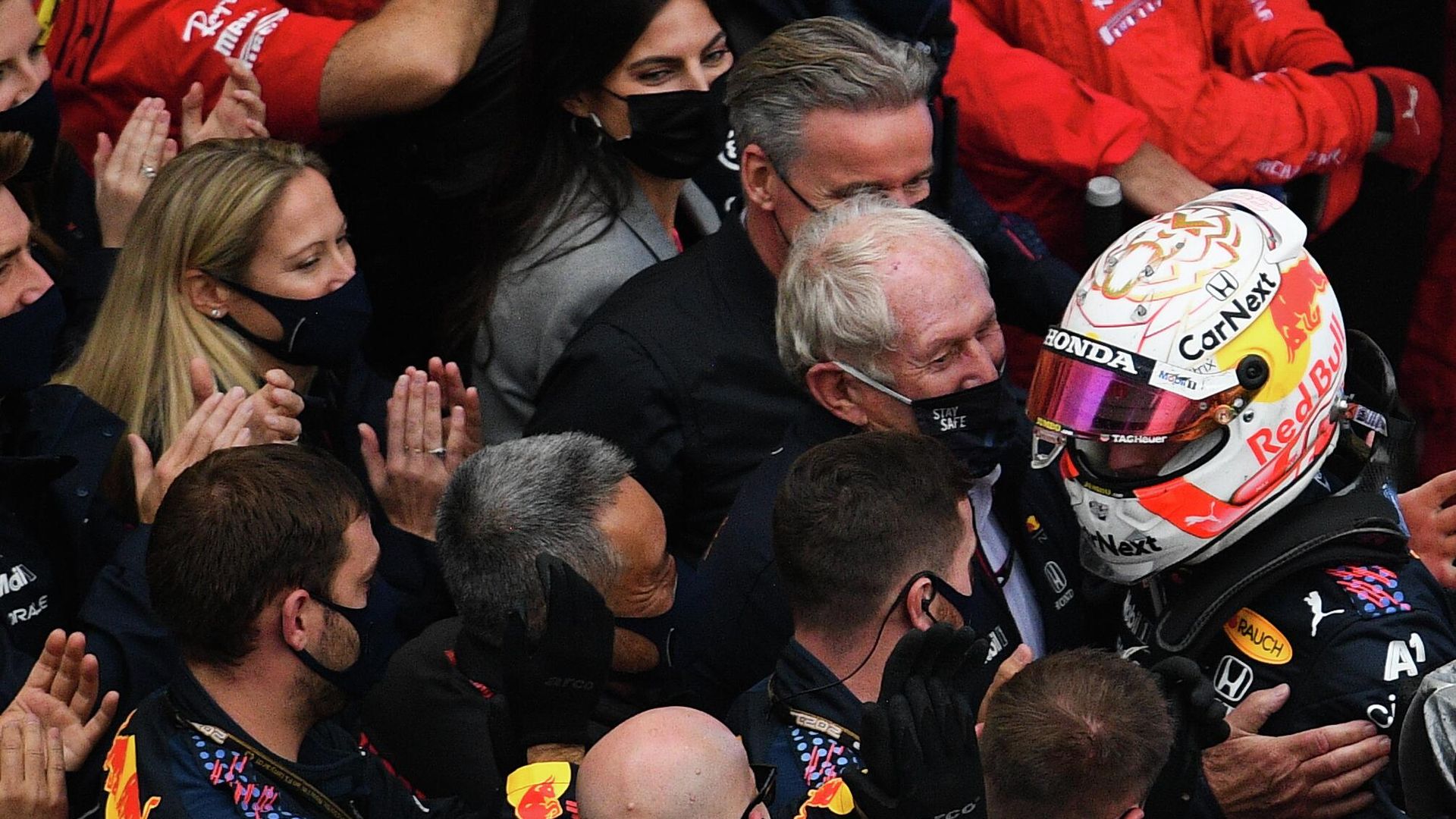 Пилот команды Red Bull Racing Макс Ферстаппен и спортивный консультант Ред Булл Хельмут Марко (справа налево) Пилот команды Red Bull Racing Макс Ферстаппен и спортивный консультант Ред Булл Хельмут Марко (справа налево) - РИА Новости, 1920, 09.09.2023