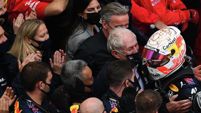 Пилот команды Red Bull Racing Макс Ферстаппен и спортивный консультант Ред Булл Хельмут Марко (справа налево) 