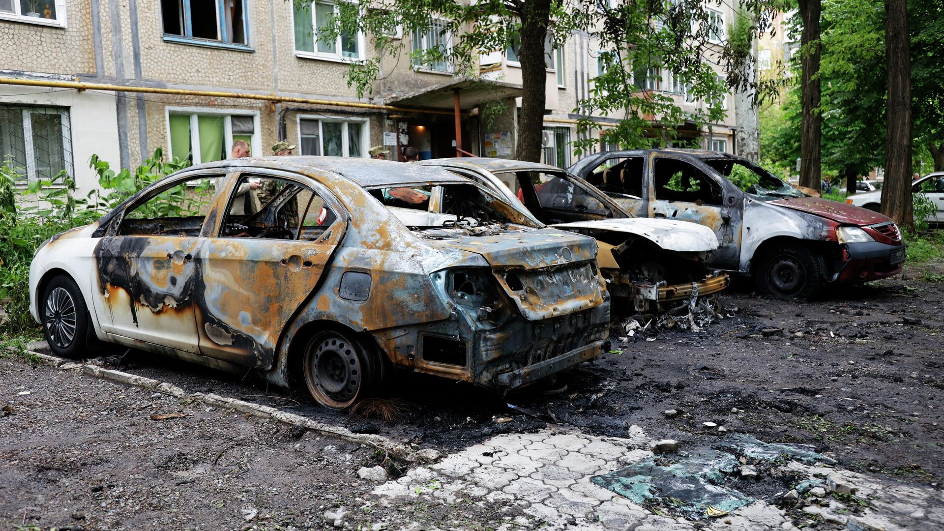 Уничтоженные в результате обстрелов ВСУ легковые автомобили в Донецке Уничтоженные в результате обстрелов ВСУ легковые автомобили в Донецке - РИА Новости, 1920, 25.05.2022