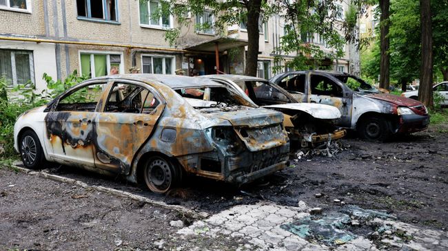 Уничтоженные в результате обстрелов ВСУ легковые автомобили в Куйбышевском районе Донецка Уничтоженные в результате обстрелов ВСУ легковые автомобили в Куйбышевском районе Донецка