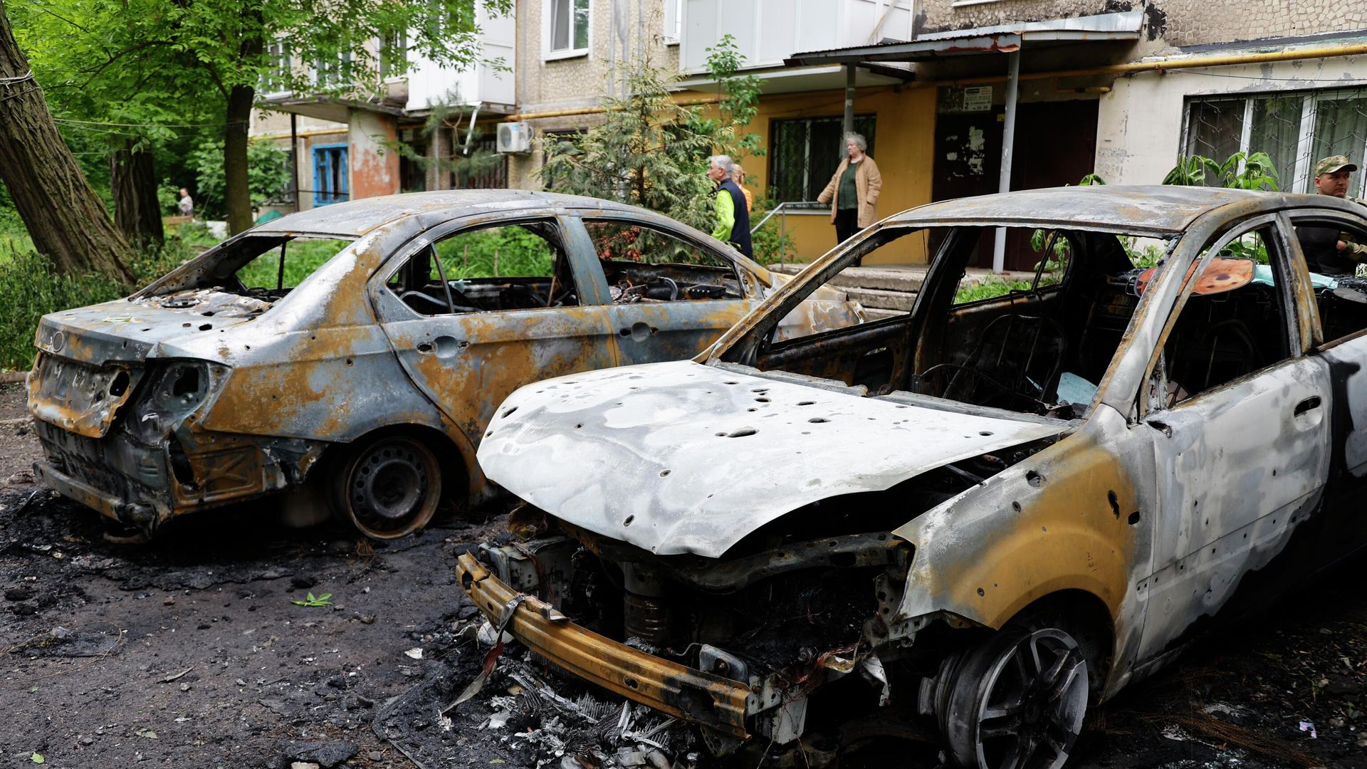Уничтоженные в результате обстрелов ВСУ легковые автомобили в Куйбышевском районе Донецка - РИА Новости, 1920, 28.05.2022