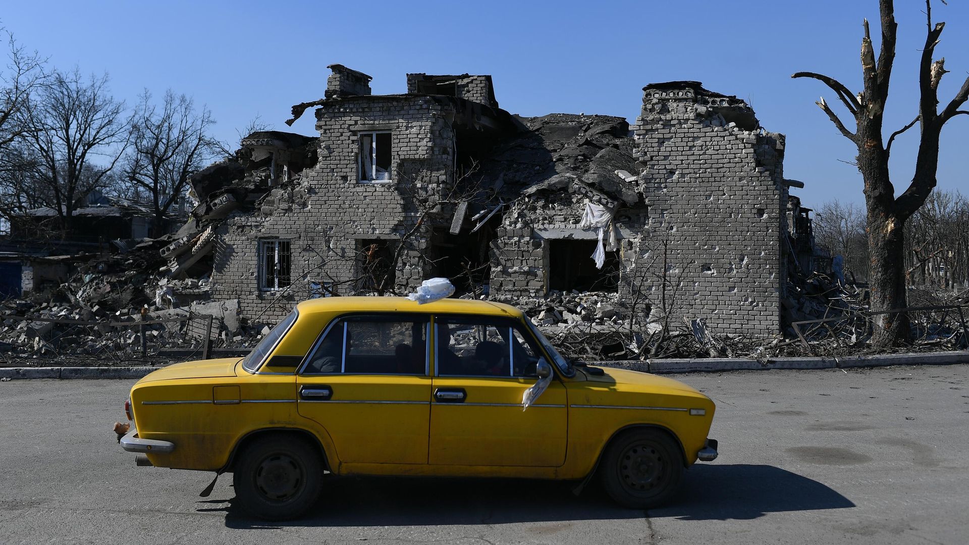 Автомобиль проезжает мимо разрушенного дома в Волновахе Автомобиль проезжает мимо разрушенного дома в Волновахе - РИА Новости, 1920, 22.05.2022