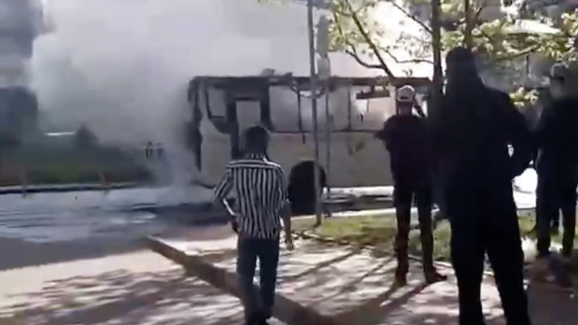Загоревшийся автобус в городе Одинцово. Кадр из видео очевидца Загоревшийся автобус в городе Одинцово. Кадр из видео очевидца - РИА Новости, 1920, 22.05.2022