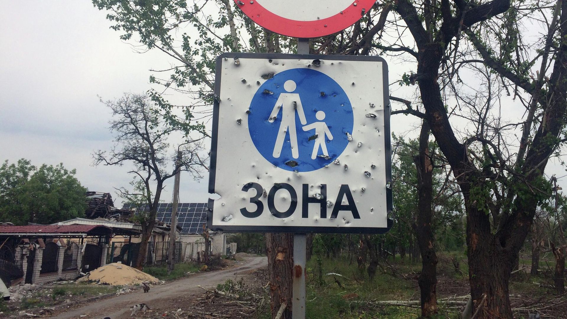 Дорожный знак на проспекте Победителей Дорожный знак на проспекте Победителей - РИА Новости, 1920, 25.05.2022