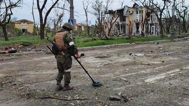 Российский военнослужащий проводит разминирование территории завода Азовсталь