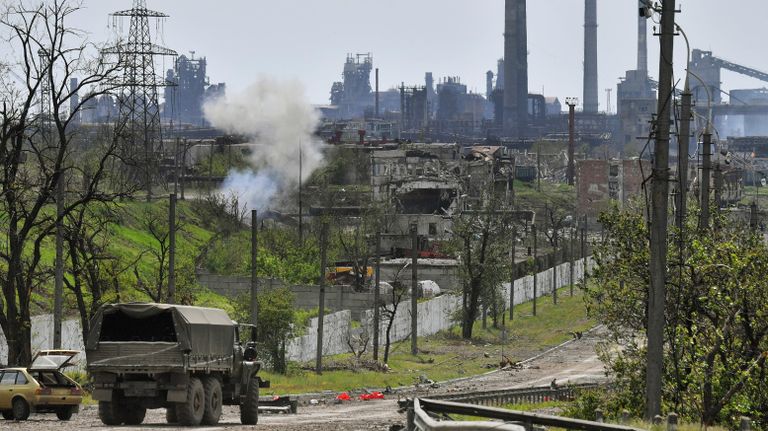 Саперы батальона Восток Народной милиции ДНР подрывают неразорвавшиеся снаряды и мины, найденные на территории комбината Азовсталь в Мариуполе Саперы батальона Восток Народной милиции ДНР подрывают неразорвавшиеся снаряды и мины, найденные на территории комбината Азовсталь в Мариуполе