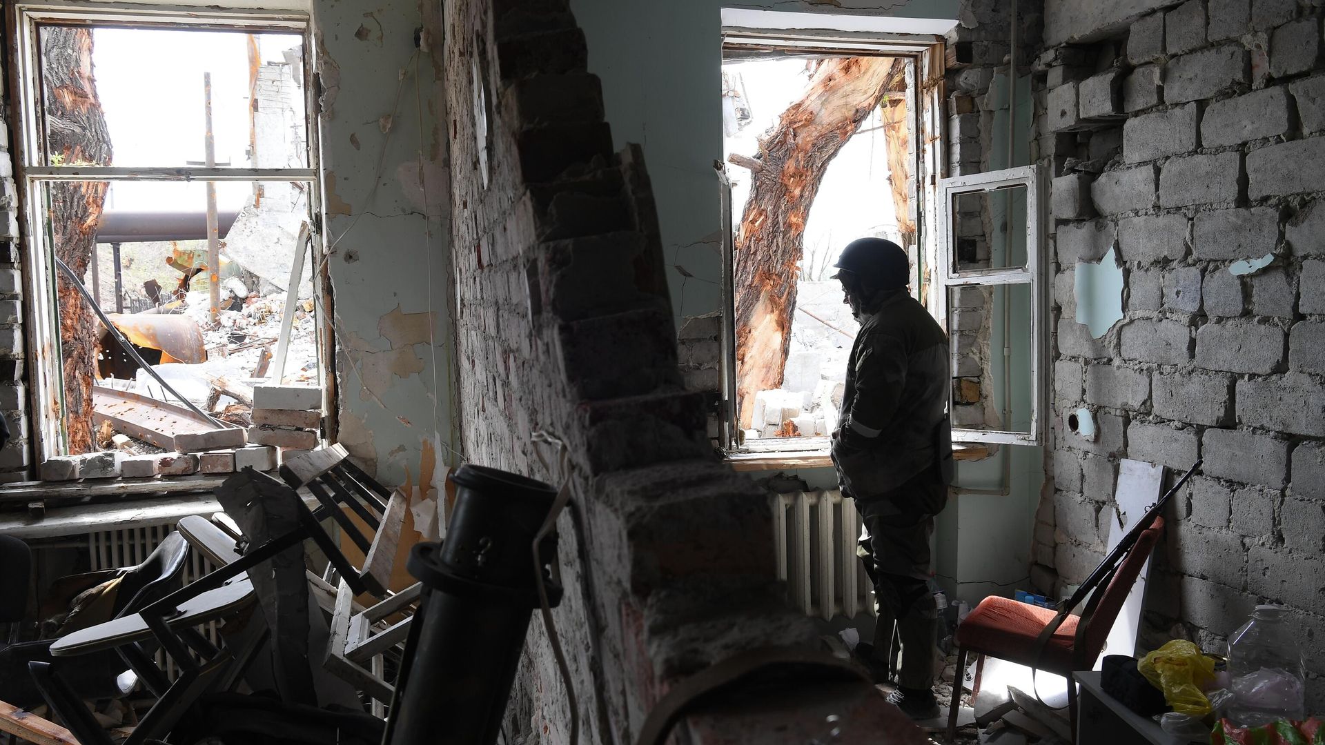 Военнослужащий батальона Восток Народной милиции ДНР на территории комбината Азовсталь Военнослужащий батальона Восток Народной милиции ДНР на территории комбината Азовсталь - РИА Новости, 1920, 23.05.2022