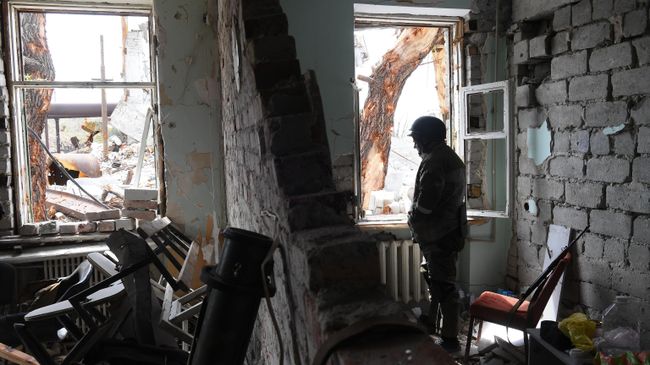 Военнослужащий батальона Восток Народной милиции ДНР на территории комбината Азовсталь Военнослужащий батальона Восток Народной милиции ДНР на территории комбината Азовсталь