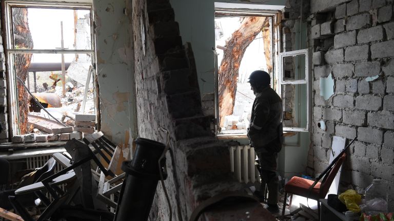 Военнослужащий батальона Восток Народной милиции ДНР на территории комбината Азовсталь Военнослужащий батальона Восток Народной милиции ДНР на территории комбината Азовсталь