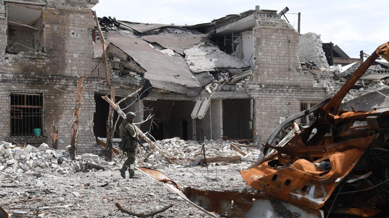 Военнослужащий батальона Восток Народной милиции ДНР обходит территорию разрушенного комбината Азовсталь в Мариуполе Военнослужащий батальона Восток Народной милиции ДНР обходит территорию разрушенного комбината Азовсталь в Мариуполе