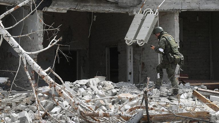 Военнослужащий батальона Восток Народной милиции ДНР обходит территорию разрушенного комбината Азовсталь в Мариуполе Военнослужащий батальона Восток Народной милиции ДНР обходит территорию разрушенного комбината Азовсталь в Мариуполе